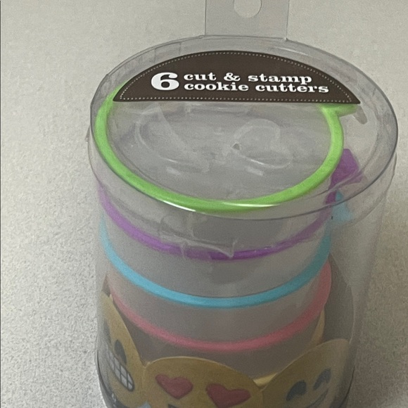 Emoji Cookie Cutters Set - Multicolor - Picture 3 of 5